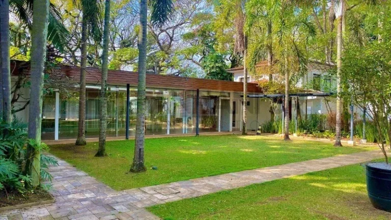 Imagem Localizado em uma das regiões mais nobres de São Paulo, este incrível imóvel está situado junto ao parque do Ibirapuera e oferece nada menos que 986 m