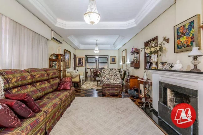 Imagem No bairro Rio Branco, casa de 337 m², semimobiliáda, 4 dormitórios, 3 vagas, jardim com piscina.