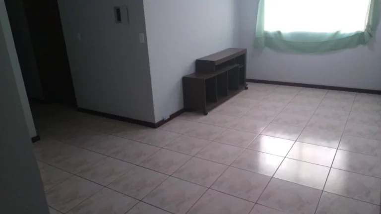 Imagem Apartamento amplo com sala dois ambientes, cozinha com armários, banheiro com box e gabinete, 3 qua...