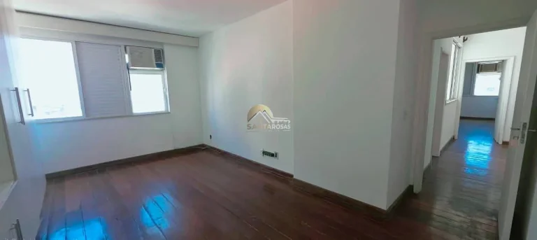 Imagem Um por andar, hall privativo e varanda com fechamento de vidro. Andar alto, vista livre para mar e