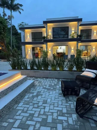 Imagem Sobrado geminado mobiliado com 2 dormitórios e 2 vagas de garagem na Praia de Taquaras em BC