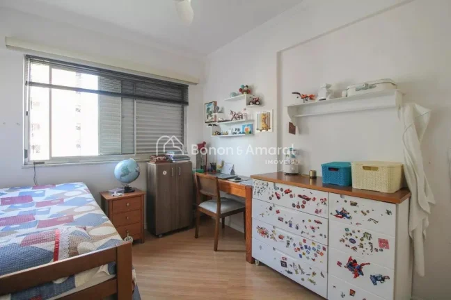 Imagem Imóvel amplo à venda no Cambuí, com 3 quartos e 2 banheiros. Apartamento reformado e muito bem lo...