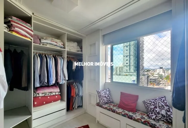 Imagem Apartamento à Venda com 03 Dormitórios sendo 01 Suíte com closet, sacada com churrasqueira a carvão Localizado no Centro de Balneário Camboriú - SC