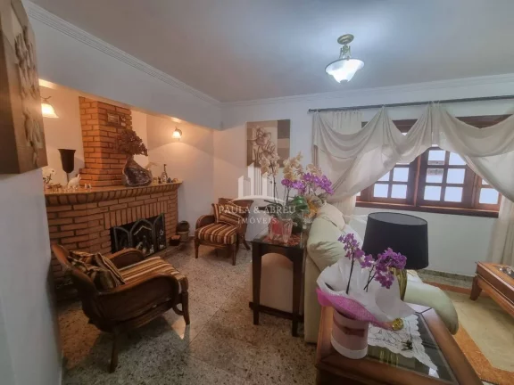 Imagem Casa de Alto Padrão 4 quartos sendo 1 suíte, 3 Banheiros, Salas espaçosas, 4 Vagas, Área Lazer com Churrasqueira, Campo Pq no Jardim Petrópolis, Ribeirão Pires-SP