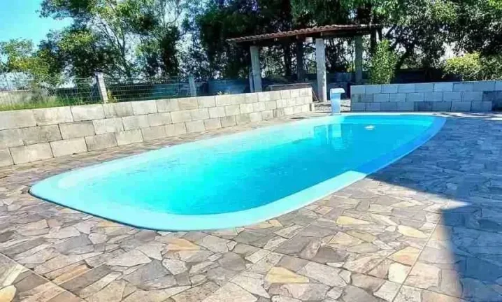 Imagem Casa com piscina tendo 2 dormitórios e 2 vagas de garagem no bairro Itapocú em Araquari