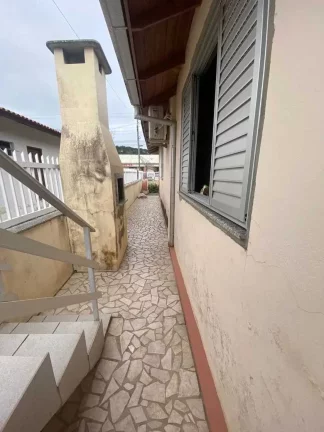 Imagem Casa com 3 dormitórios sendo 1 suíte e 3 vagas de garagem no Centro de Porto Belo