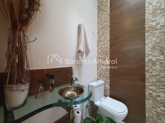 Imagem Esta casa impecável no Condomínio Fiorella em Valinhos oferece um ambiente extremamente arejado e ...