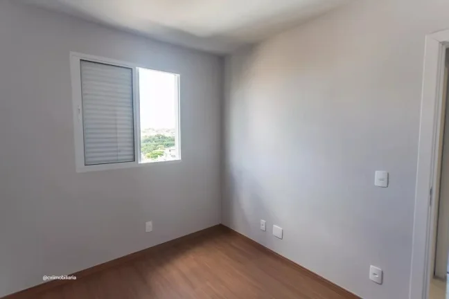 Imagem Imóvel aconchegante à venda com 3 quartos, sendo 1 suíte, e 2 banheiros no total. O condomínio f...