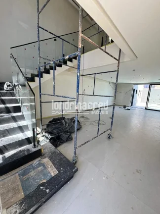 Imagem Casa assobradada mobiliada, 3 suítes com sacada, closet, piscina, churrasqueira, placas solares, 4 vagas, casa inteligente e acabamento premium