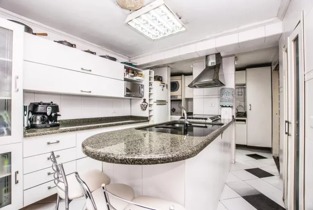 Sobrado 4 quartos no Santo Inácio.