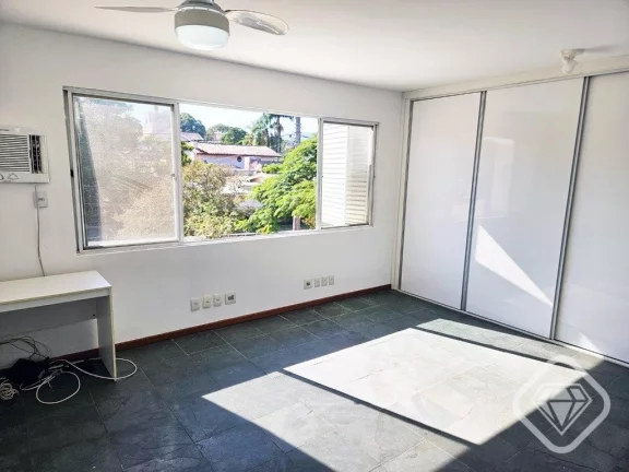 Imagem Casa espaçosa em Ipanema com suítes e pátio perfeito para a família.

Esta residência oferece 2...