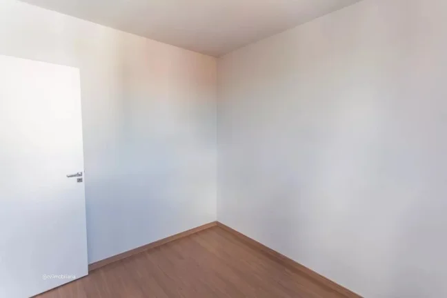 Imagem Imóvel aconchegante à venda com 3 quartos, sendo 1 suíte, e 2 banheiros no total. O condomínio f...