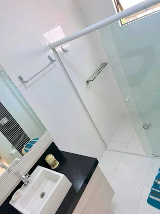 Imagem Casa com 2 dormitórios sendo 2 suítes e 3 vagas de garagem em Balneário Camboriú/SC