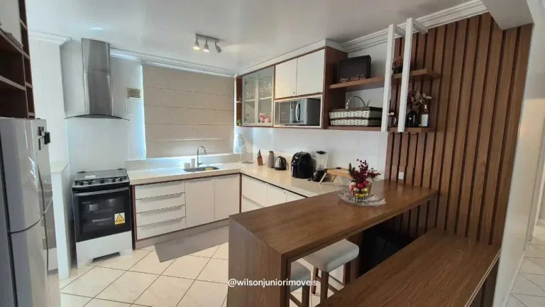 Imagem Apartamento quadra mar com 3 dormitórios sendo 1 suíte e 1 vaga em Meia Praia - Itapema/SC