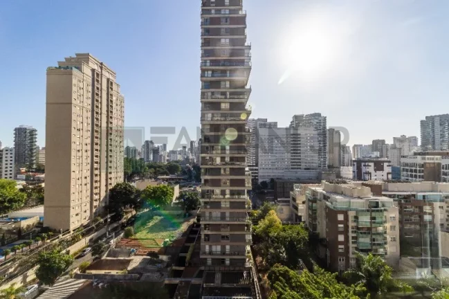Imagem Apartamento de Alto Padrão na Vila Nova Conceição: 3 Quartos, 3 Suítes, 3 Salas, 5 Banheiros, 4 Vagas, 192m² - São Paulo-SP