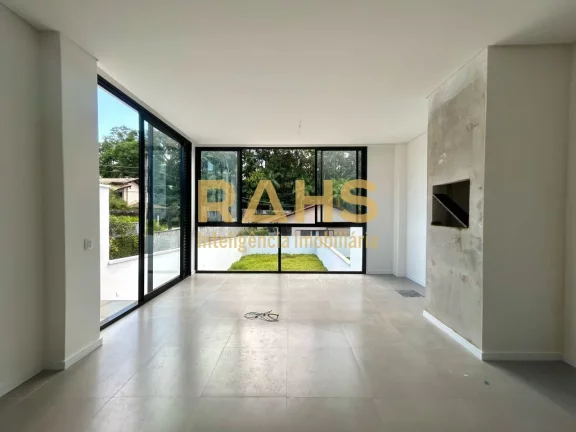 Imagem Ótimo sobrado geminado de ponta, novo, localizado no bairro Glória em Joinville, próximo a Confei...