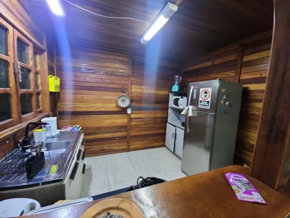 Imagem Casa em Embu das Artes, com 3 casas e 210m² por R$1.050.000 - Embu das Artes.