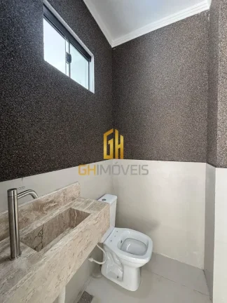 Imagem CA1761Belíssima casa com piscina 3 quartos sendo 1 suíte no Setor Central A casa possui - Porcelan...