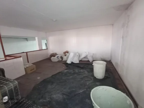 Imagem Galpão comercial com 2 mezaninos, cozinha e 3 banheiros. Localização estratégica em Peruíbe. Ideal para empresas. Agende sua visita!