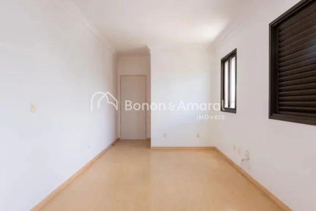Imagem Com 81 m², o imóvel possui dois pavimentos: No pavimento inferior contém sala para dois ambientes...