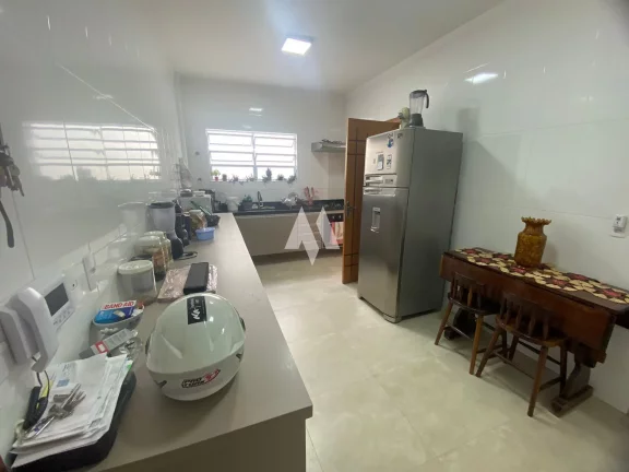 Imagem Casa sobreposta alta - 3 dormitórios (2 suites) sala c/ varanda gourmet e garagem p/ 2 carros - Embaré, Santos/SP