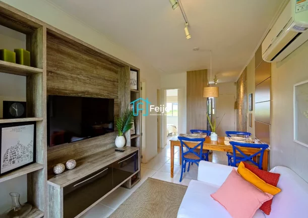 Imagem Casa 2 dormitórios com pátio fundos e frente com box para carro - Cachoeirinha