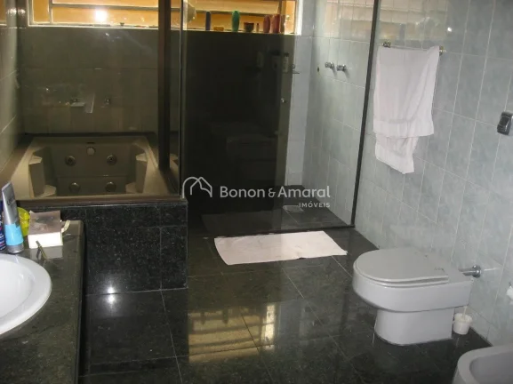 Imagem Imponente residência em zona comercial