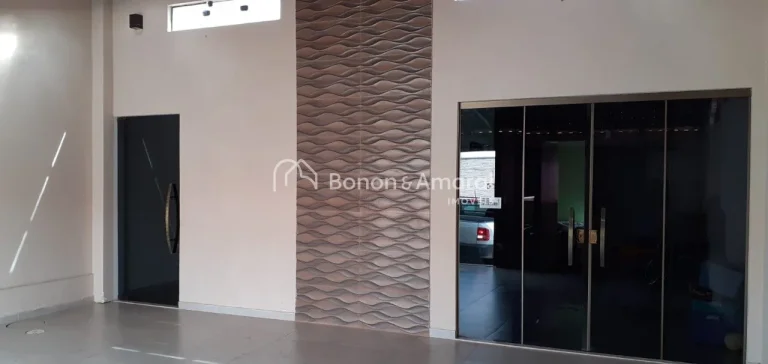 Imagem Linda casa térrea, de 2 quartos e 3 vagas cobertas.

Sala ampla de estar/TV
Sala de jantar, cozinha...