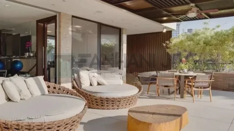 Imagem Descubra a verdadeira definição de luxo e sofisticação nesta deslumbrante casa no condomínio fechado do Jardim Europa. Com uma construção impecável de