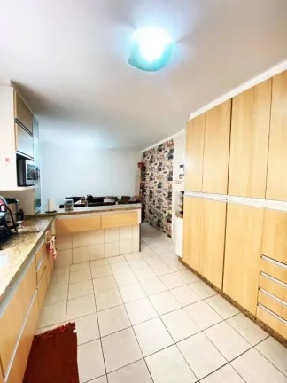 Imagem Sobrado com 165 m² 3 Dormitorios sendo 2 Suites 2 Vagas de Garagens