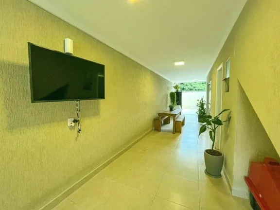 Imagem Charmosa residência no Jardim Paraíso, com 3 suítes, garagem para 5 carros, churrasqueira, cozinha planejada.