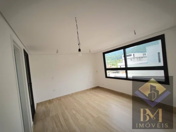 Imagem Belíssima casa assobradada em condomínio fechado