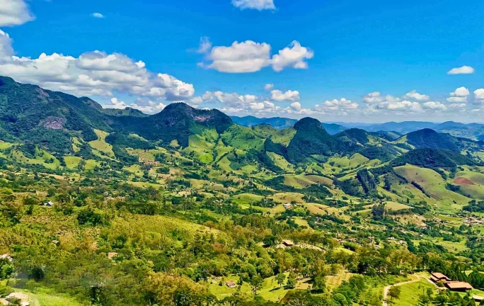 Imagem Vida no Topo: Conforto Térmico e Potencial Único na Mantiqueira