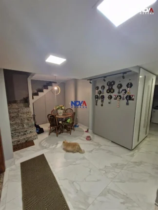 Imagem Conheça esta deslumbrante casa triplex, com 280m de área privativa, localizada no condomínio no R...