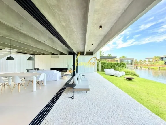 Imagem Casa contemporânea no condomínio Sense beira lago