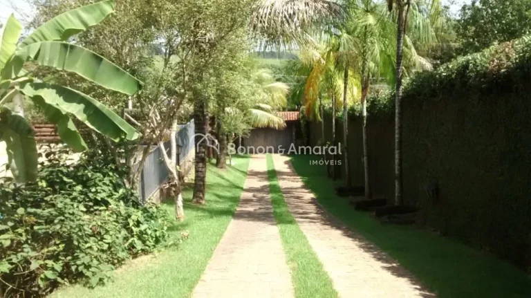 Imagem Esta encantadora chácara oferece três suítes espaçosas, todas com banheiro privativo. A cozinha ...