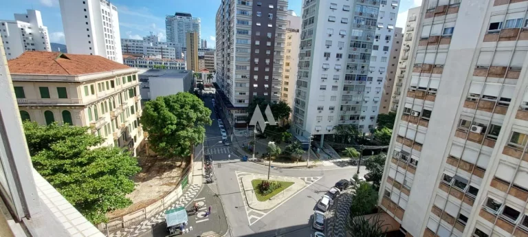 Apartamento com 228m², quadra da praia do Gonzaga, 3 dormitórios, dependência completa, 1 vaga!