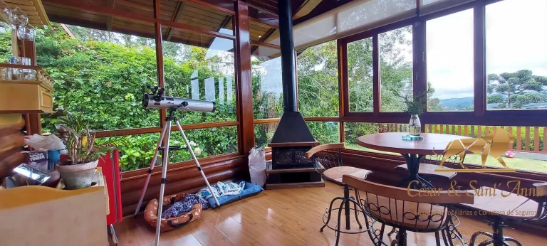 Imagem Linda casa com vista permanente no Alto do Capivari com 380m².