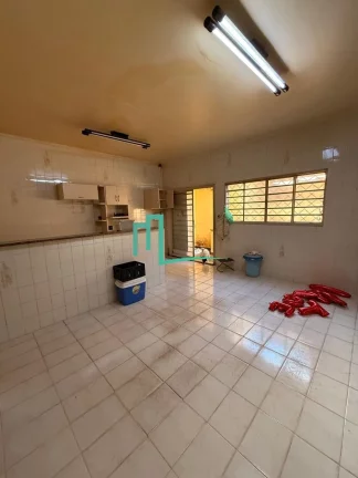 Imagem Casa à venda em Franca-SP, bairro Santo Agostinho: 03 quartos, 1 suíte, 1 sala, 3 banheiros, 2 vagas, 166 m². Venha conferir!