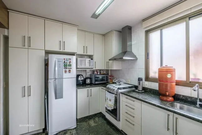 Imagem Este apartamento espaçoso oferece 135 metros quadrados de área, com 4 quartos bem distribuídos e ...