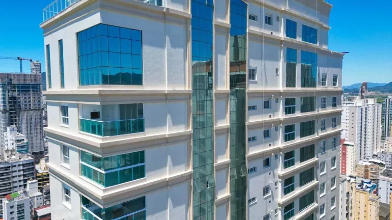 Imagem Apartamento com 4 suítes e 2 vagas de garagem no Centro em Itapema/SC