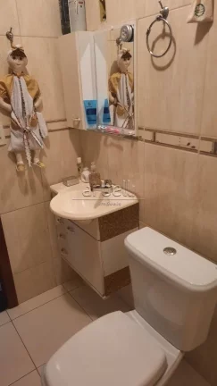 Imagem Sobrado com 242 metros quadrados, 3 dormitórios sendo 1 suíte com armários, 4 banheiros, 1 lavabo...