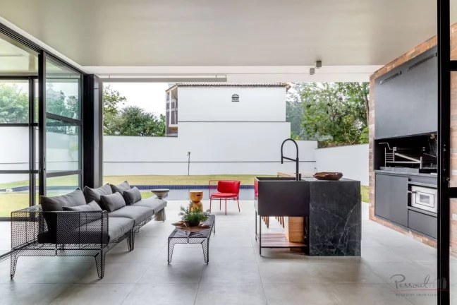 Imagem Excelente casa em condominio no bairro Cacupé! A casa possui: 4 suítes Lavabo Escritório com banh...