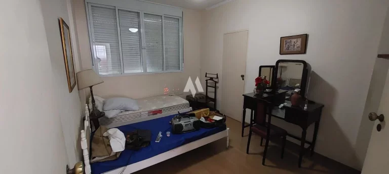 Imagem Apartamento com 228m², quadra da praia do Gonzaga, 3 dormitórios, dependência completa, 1 vaga!