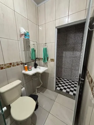 Imagem Adriano Carpes Imóveis vende, uma linda casa em alvenaria mais edícula , com 2 dormitórios sendo 1 suíte, no centro de Penha, com uma ótima localização.