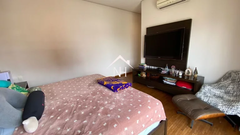 Imagem Lindo Apartamento com pé direito de 3,10m com 350m² sendo 3 suítes (1 master closet duplo e sala de banho ) e 5 vagas