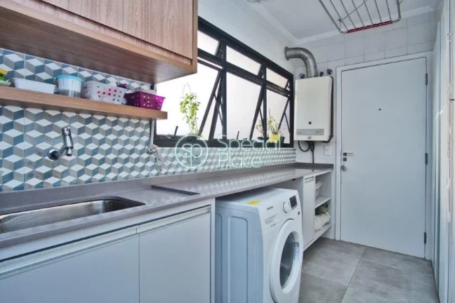 Imagem Ótimo apartamento à venda no Morumbi - Área: 138,14m² - Living com varanda na copa das árvores ...