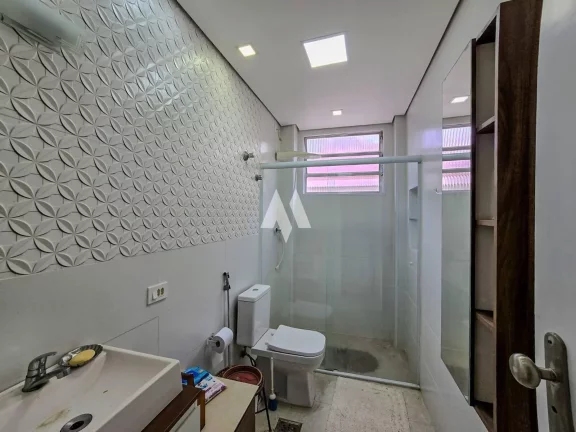 Imagem Apartamento com 2 dormitórios, sendo 1 suíte e dependência completa a 1/2 quadra da praia à venda no Embaré, Santos/SP