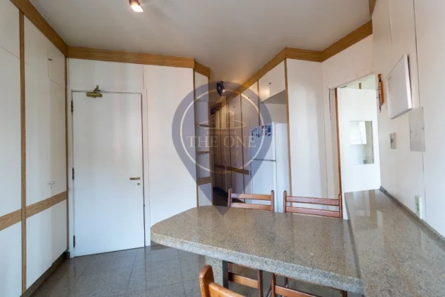 Imagem Apartamento de luxo em Moema: 3 quartos, 3 suítes, 2 salas, 5 banheiros, 4 vagas de garagem e 325m² de área. Aproveite!