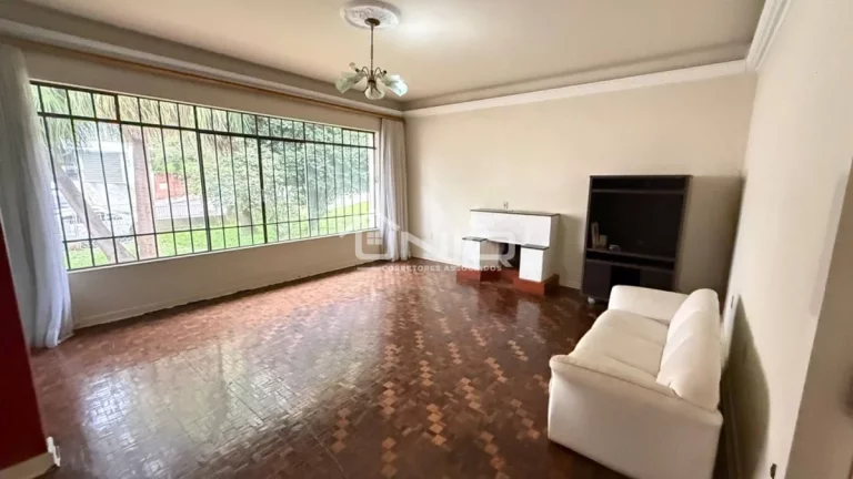 Imagem Casa com Amplo Terreno - No Centro